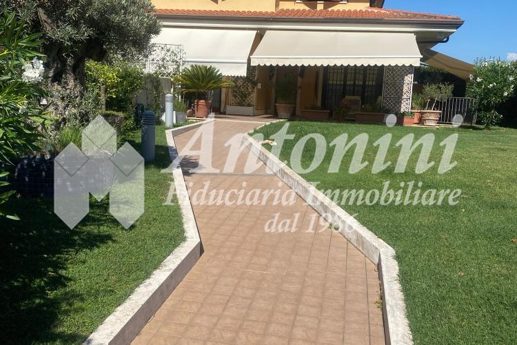 Bufalotta Via Carlo Muscetta Villa For Rent of 230 sqm