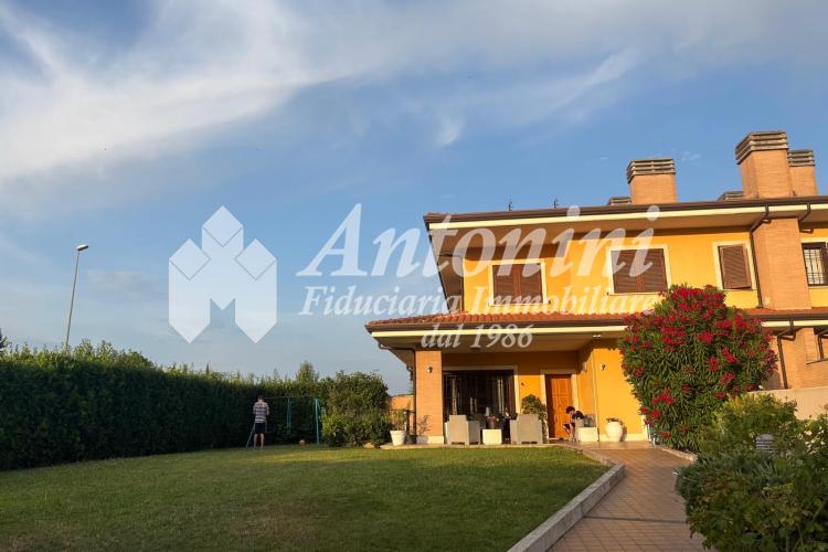 Bufalotta neighbourhood Via Carlo Muscetta Villa For Rent of 230 sqm