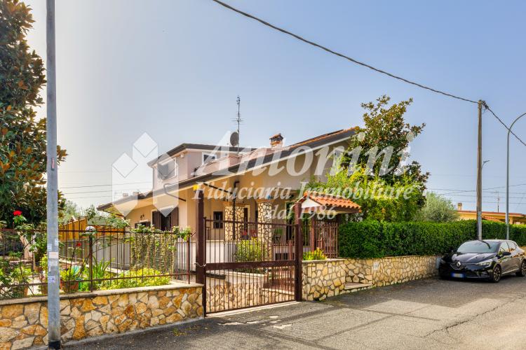 Guidonia (Roma) - Marco Simone district - Prestigious Villa of 300 sqm