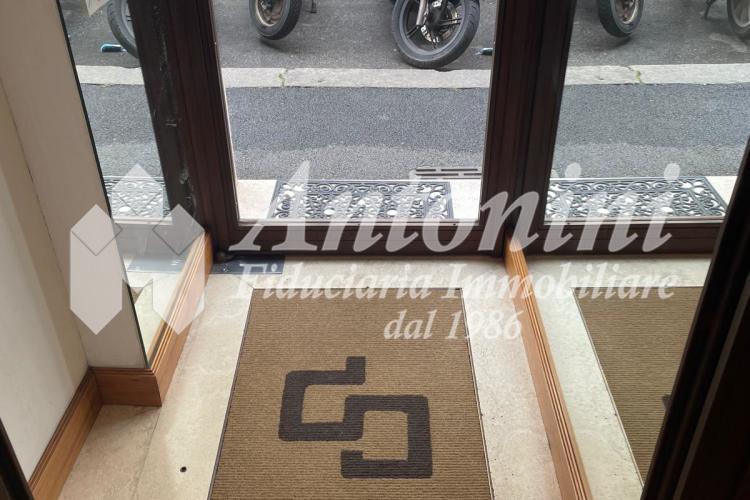 Historic Center  Via dei Banchi Vecchi Shop 37 sqm